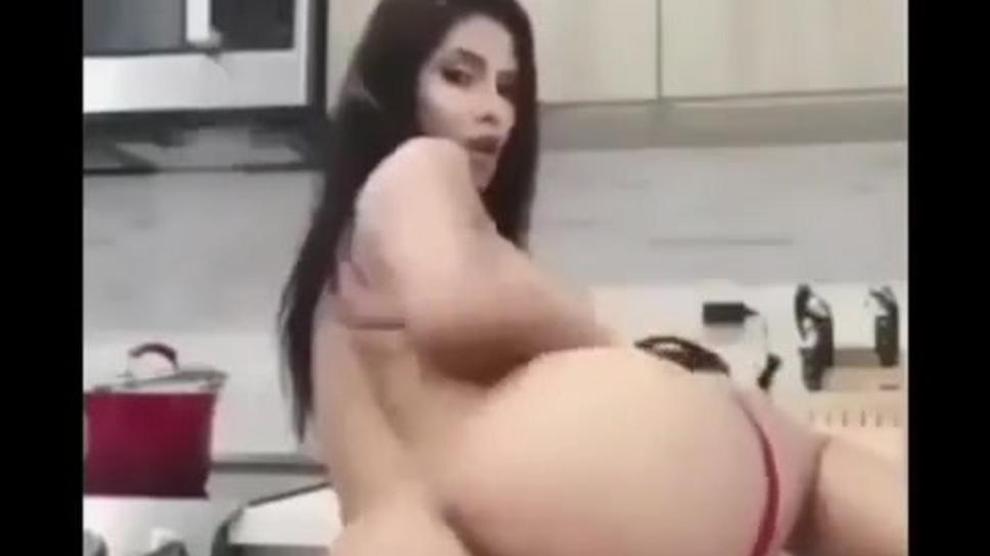 Une Fille En Short Rose Avec Un Gros Cul Et Des Gros Seins Twerk Porn