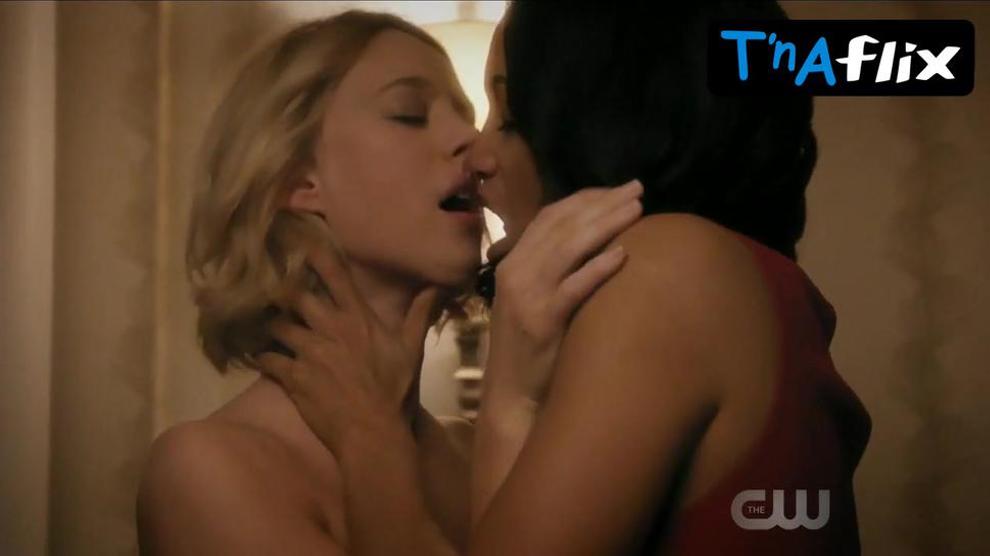 Rosario Dawson Lesbian Scene In Jane The Virgin 2350