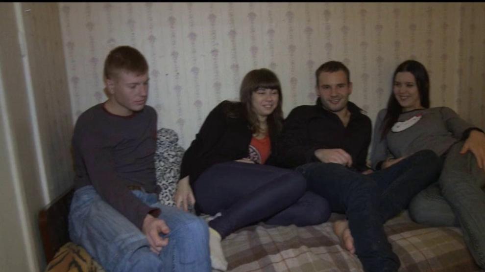 Домашняя любительская группа. Русскую студентку по очереди. Русские студенты обменялись парами. Молодые бисексуалы на природе.