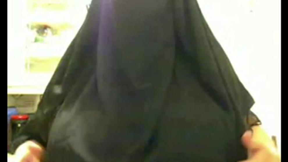 Arabian Muslim Ummah Lady In Black Burqa Shows Huge Oriental Beurette