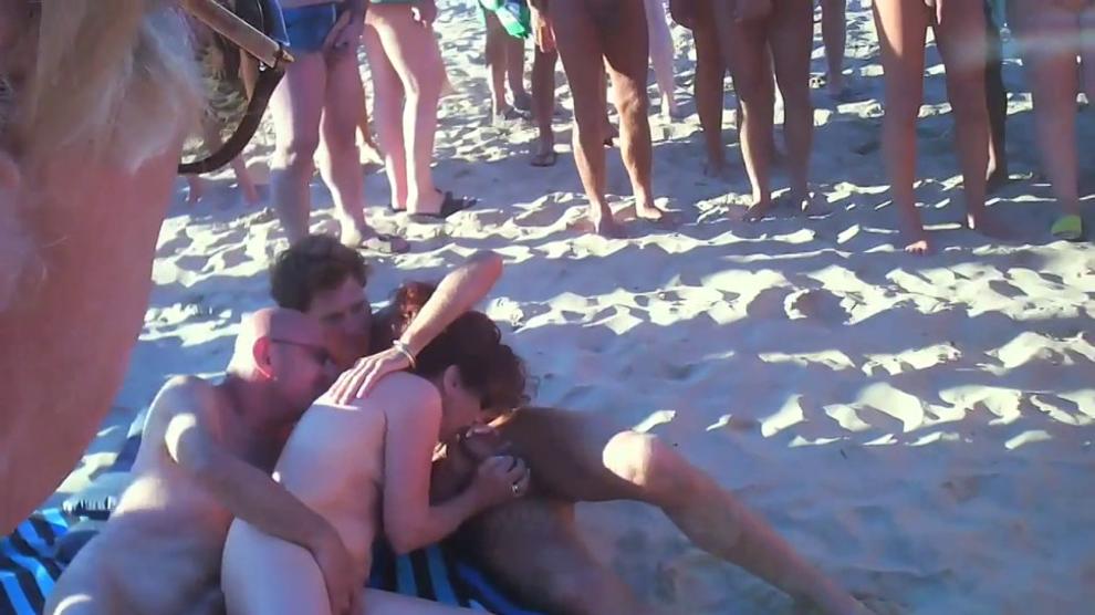 Couple Fucks At The Beach Soon Theres A Crowd Watching And Fucking