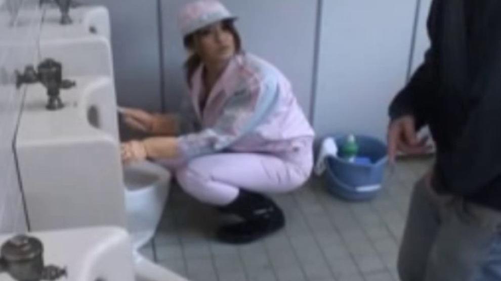 Publicsex Asian Cleaning Lady Sucks Cock Porn Videos