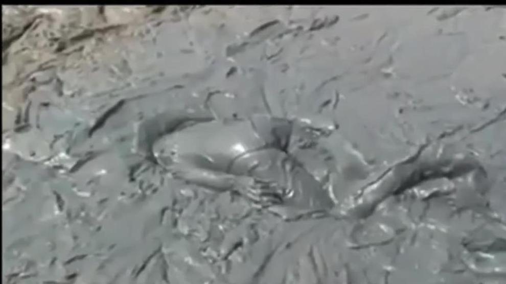 Girls Diving In Mud Porn Videos