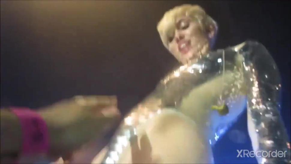 Miley_Cyrus_allows_Fans_to_Touch_her_VaginaBreast_&_Butthole_during_Show