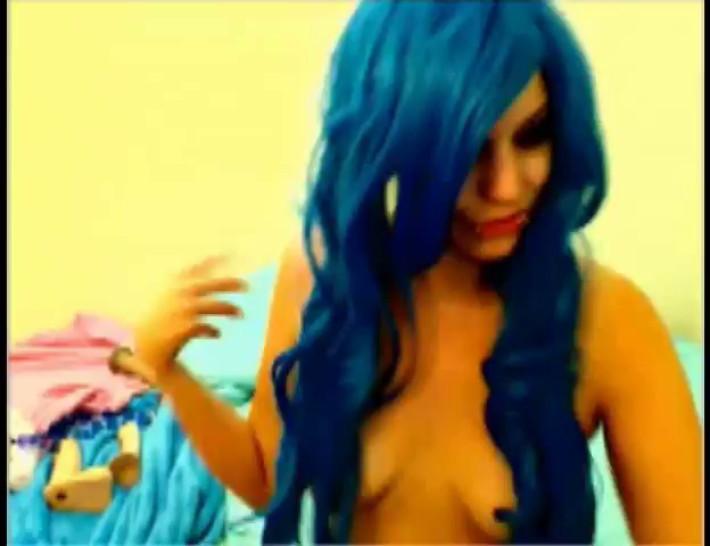 Blue haired babe masturbating hardcore
