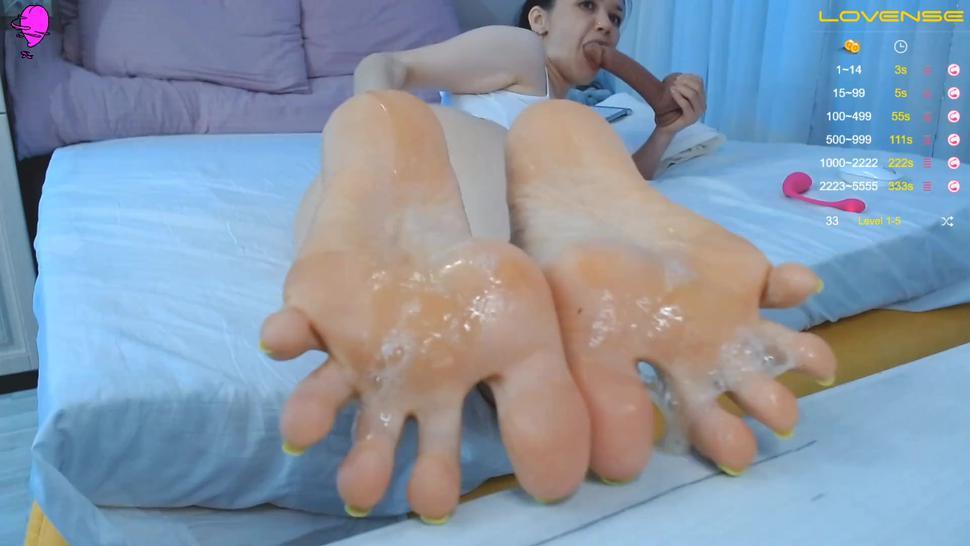 fille russe Viktoriakiss de 35 ans joue avec ses pieds et sa salive