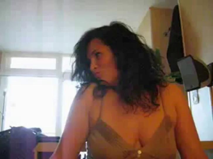 Mature mom loves to get fucked on cam