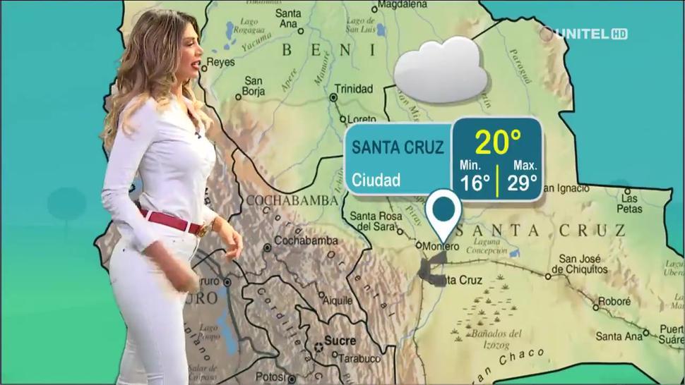 Anabel Angus en pantalon blanco de mezclilla y blusa de botones HD