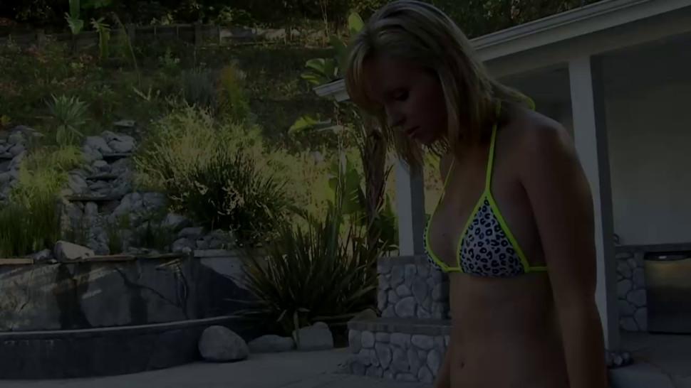 Foxy Blonde Strips Off Her Bikini to Masturbate - video 1