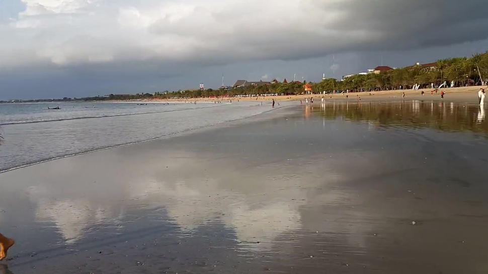 Up Dress NO PANTIES and PUBLIC Flashing at Crowded Beach