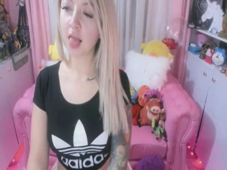 Beauteous Blonde Performed High Pleasure In Her Pink Room Live