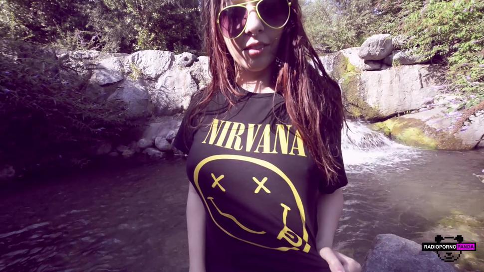 studentessa italiana timida fotografata nuda al fiume, modella instagram nuda