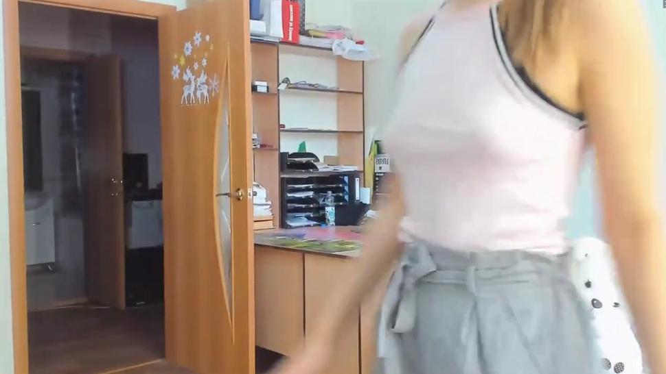 Amateur girl toys her ass on webcam