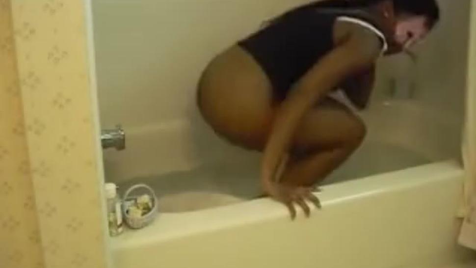 Ebony Girl Gasses Up Bathroom