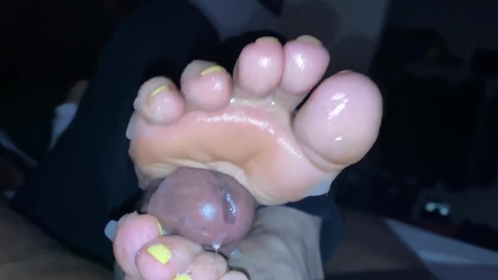 Gotta love the yellow toe footjob. Summer feet!!!
