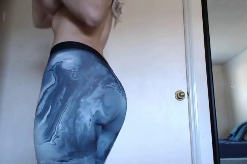 hot girl masturbating on webcam live and enjoys it