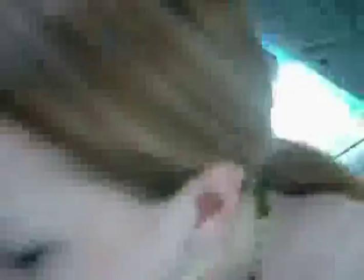 Hot teen blows and swallows in the car