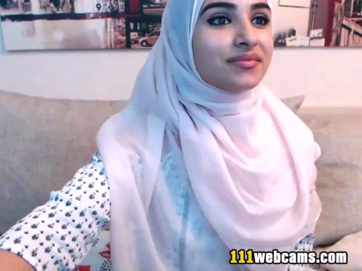 Amateur beautiful big ass arab teen camgirl posing on webcam