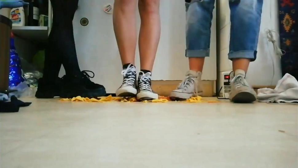 3 girls crush food with converse