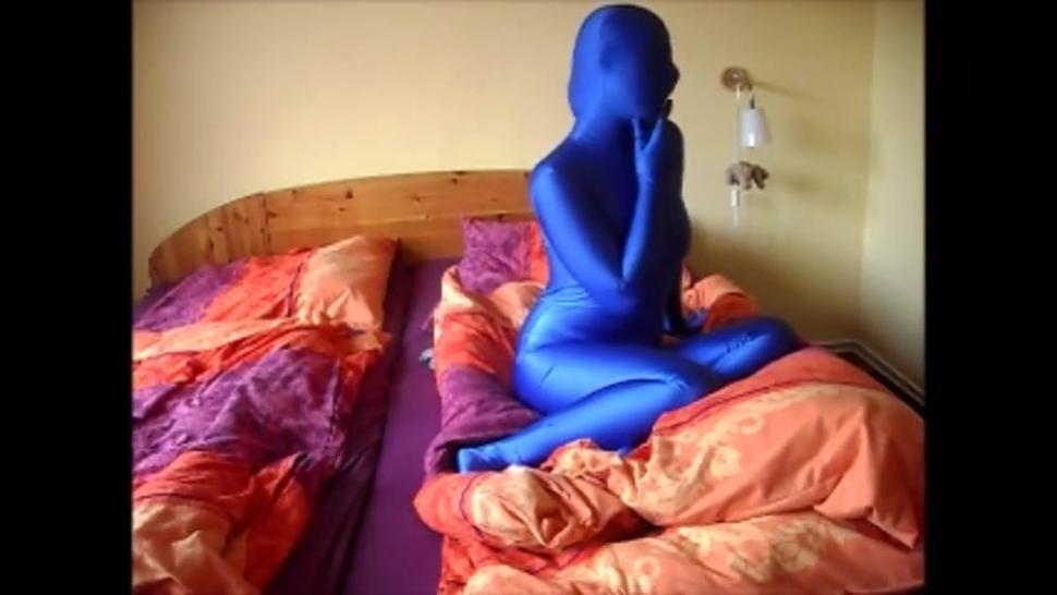 Hermosa mujer masturbandose en zentai azul