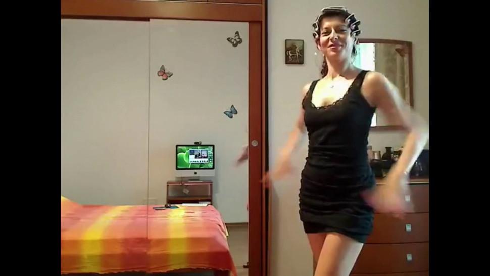 My Sexy Aunt Is Dancing for Me