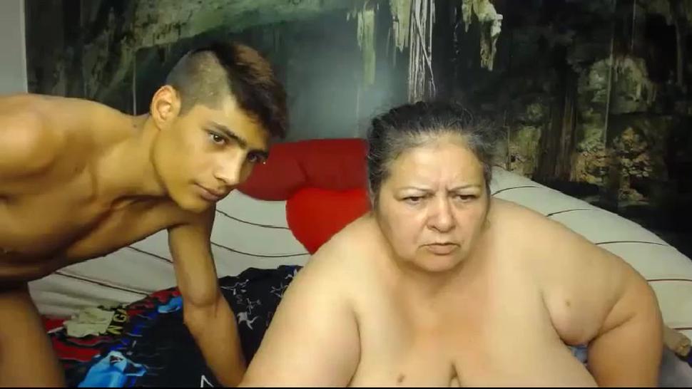 Fat Mom and Son screw on Webcam