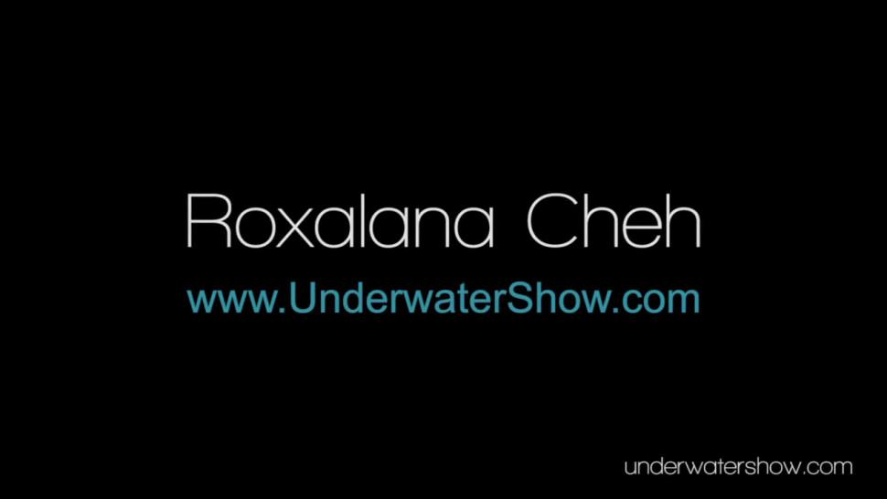 enjoy roxalana underwater naked in hot pool