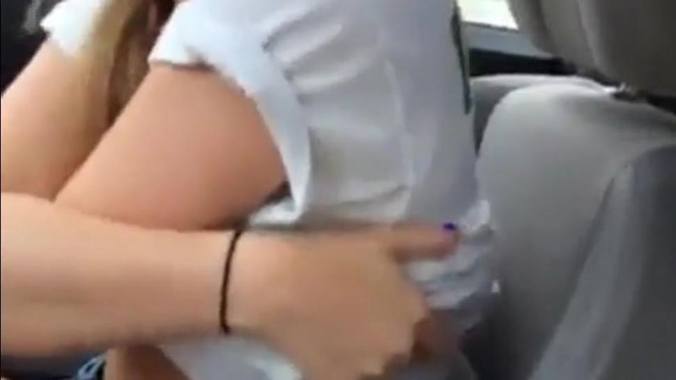 Sexy Teen wird im Auto abgeschleppt