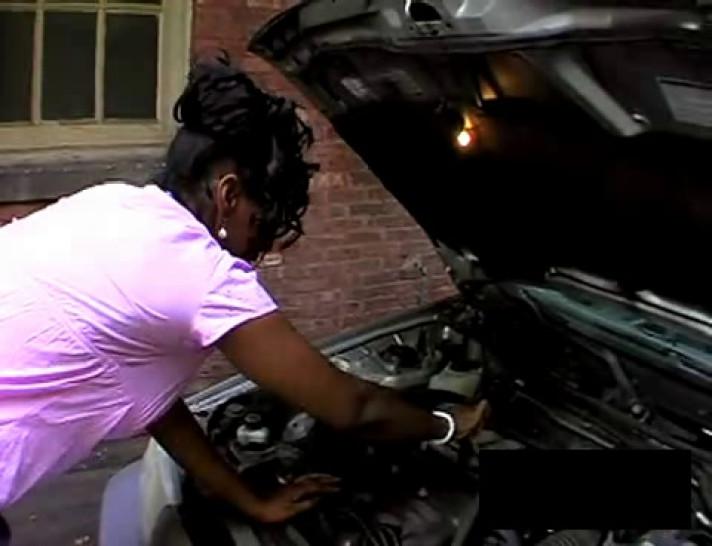 Mujer en apuros necesita ayuda para reparar su carro