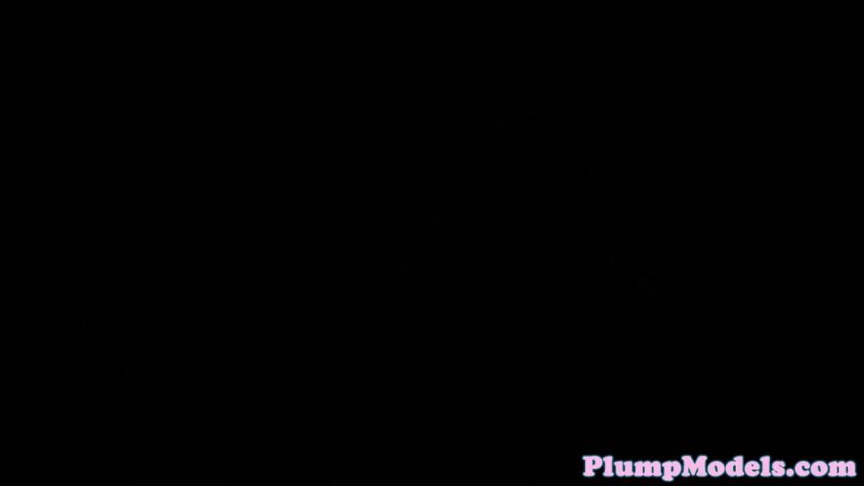 Les plumpers pussy toying and strapon sucking