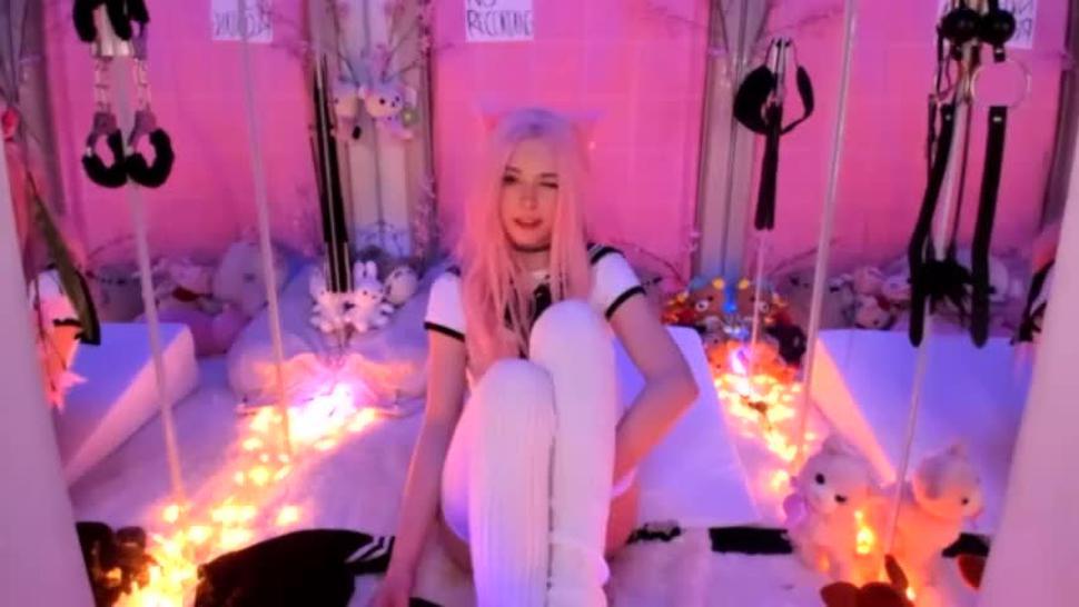 BELLE DELPHINE MASTURBANDOSE