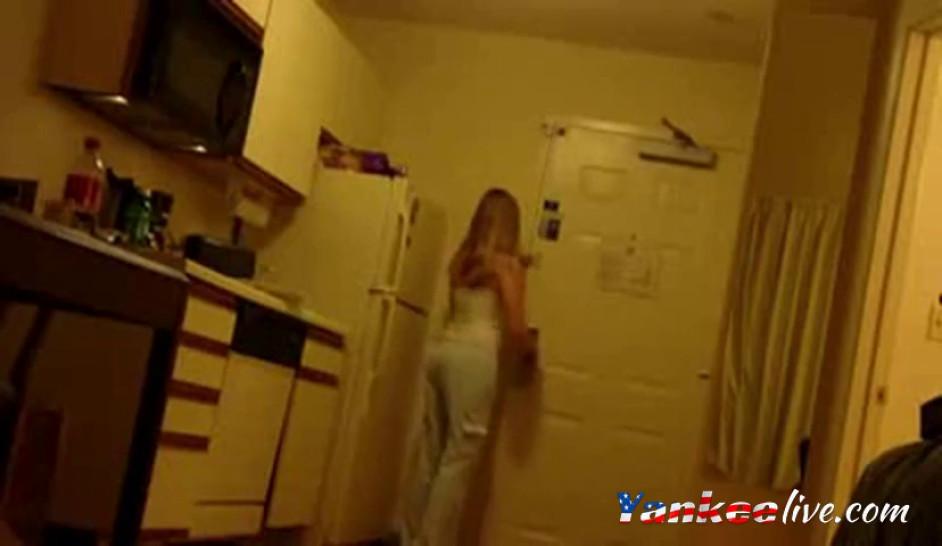 Amateur girl getd naked for pizza delivery