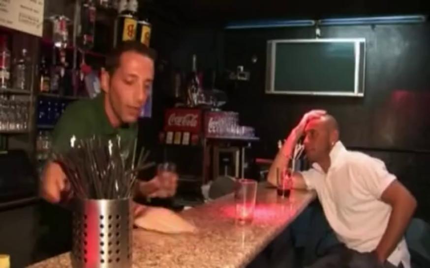 Un flic se rend chez un barman et se fait Péter le cul Par le barman
