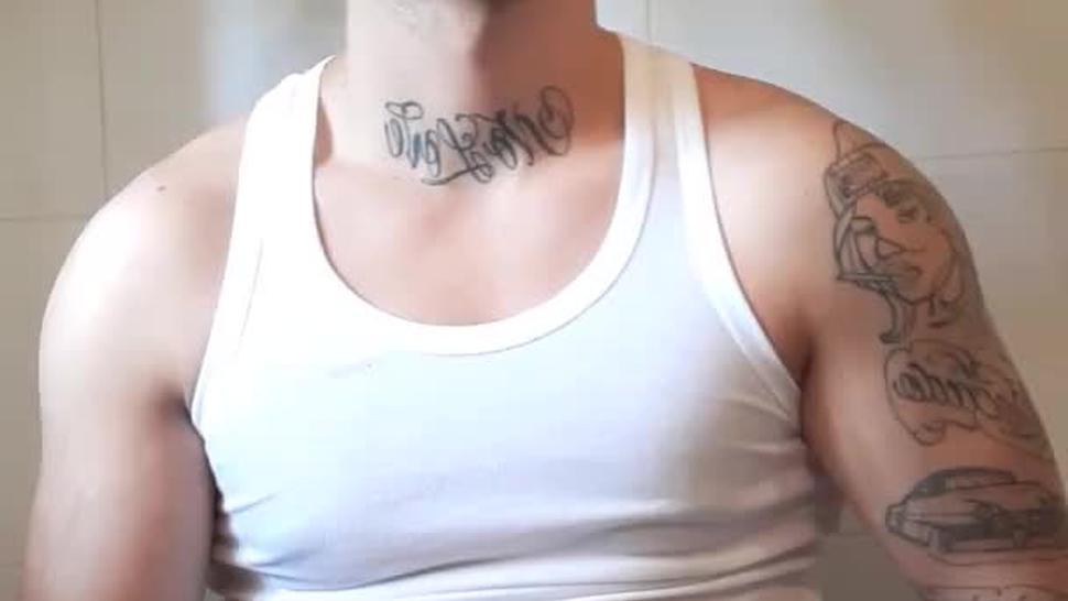 Ragazzo italiano tatuato con bel cazzo si sega fino a sborrare