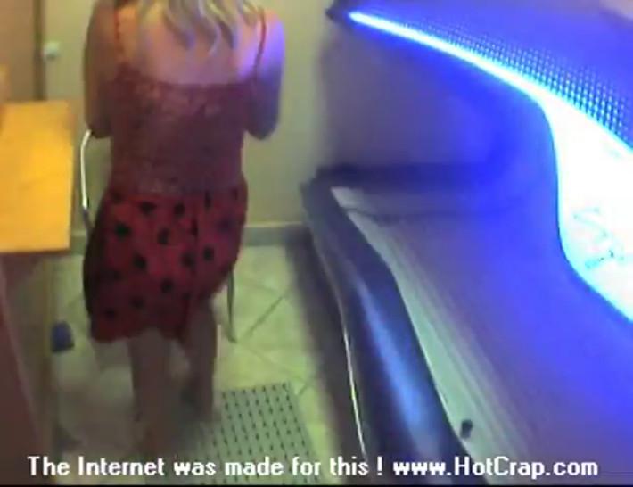Mom gets caught on spycam while at the tanning salon