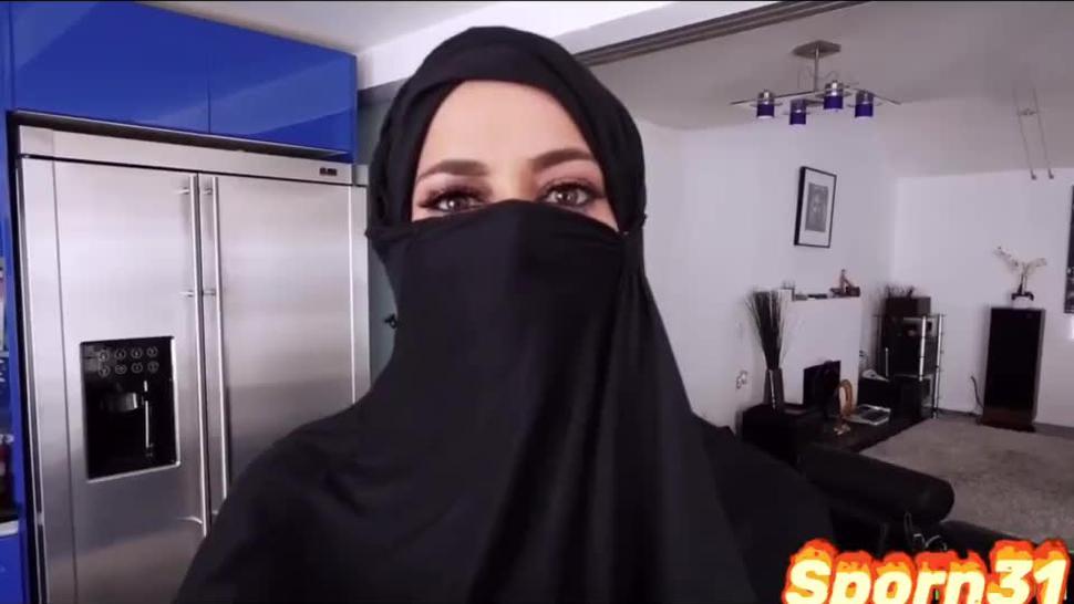 Cette arabe en hijab aux gros seins se fait peter son gros cul