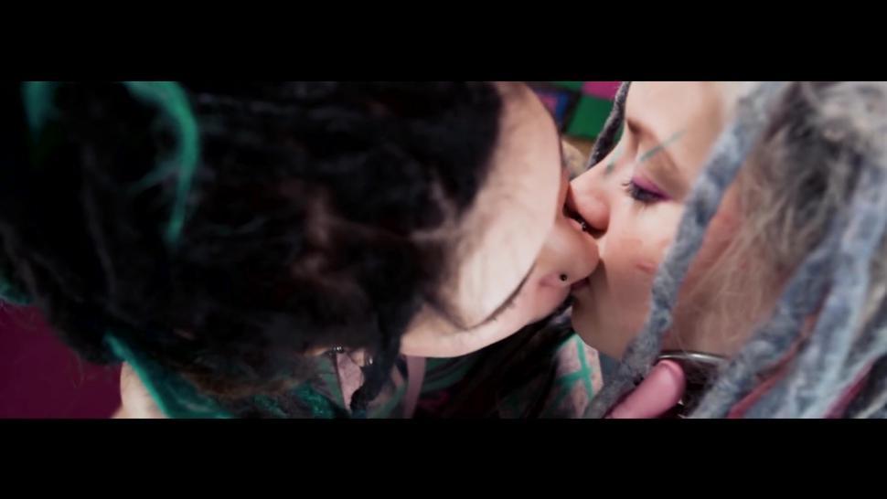 The blowjob - Cinematische Aufnahmen zwei Frauen mit Tattoos und Dreadlocks lutschen crazy Schwanz
