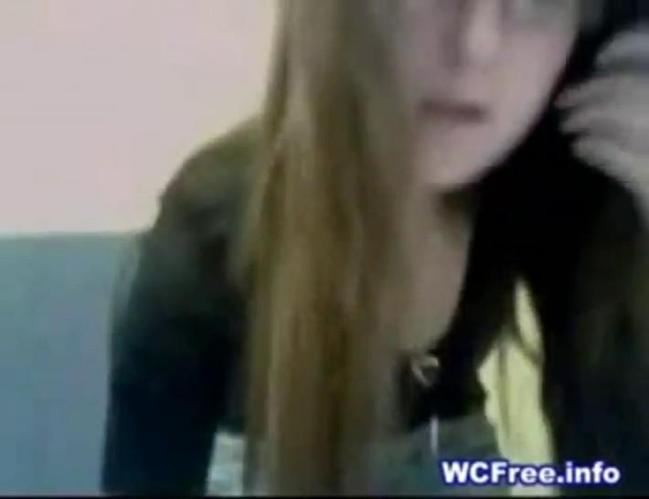 brunette webcam amateur with glasses