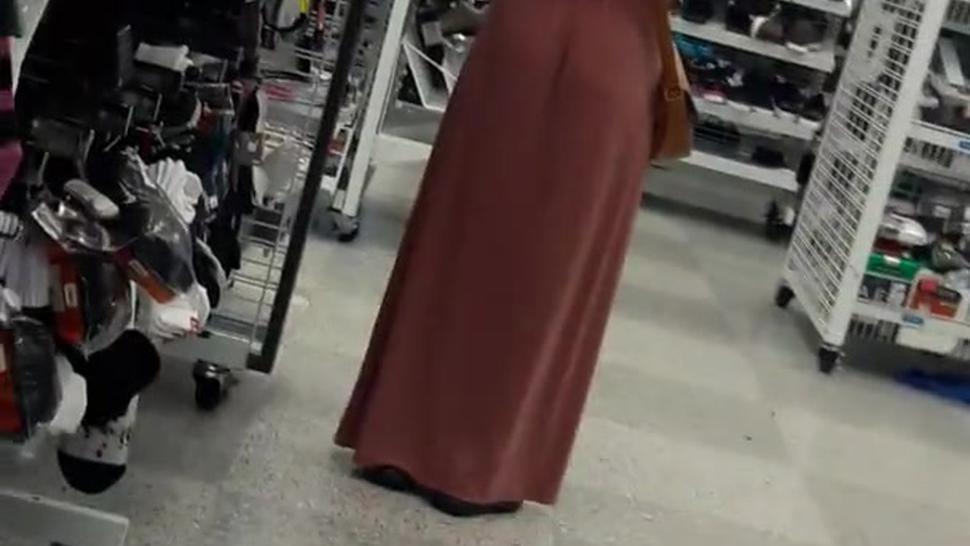 Pantieless Muslim Girl Jiggling Her Ass in public wearing hijab