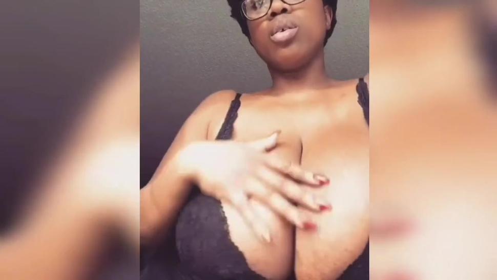 Black woman natural large tits  comovente fun sexy sound