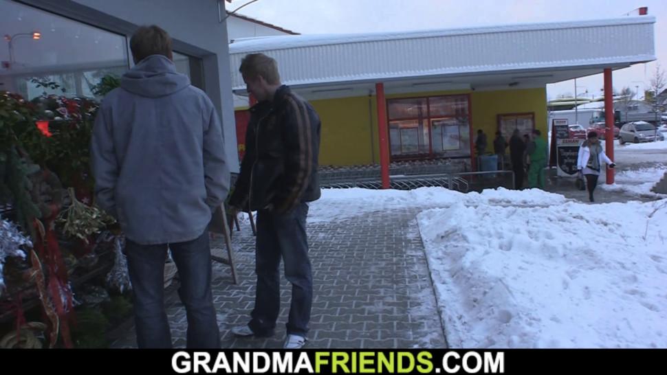 GRANDMA FRIENDS - Two buddy pick up and double fuck sexy grandma