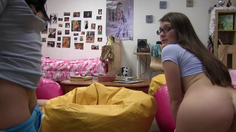 College lesbians kissing in dorm threeway