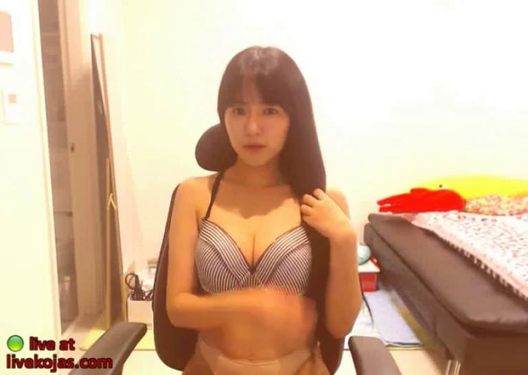 Asian tiny camgirl shows her big tits