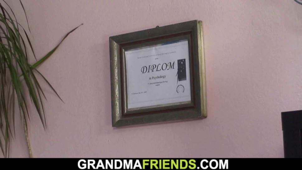 GRANDMA FRIENDS - Grandma swallows two cocks at once
