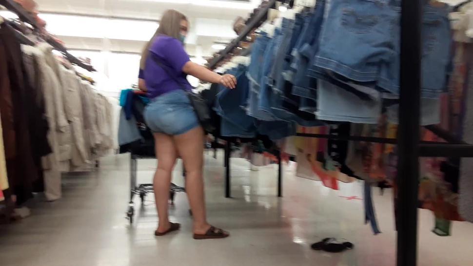 Phat booty whitewhore candid shopping
