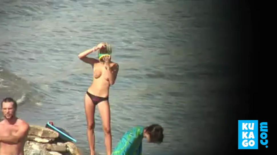 Voyeur Nice Tits on public beach - video 3