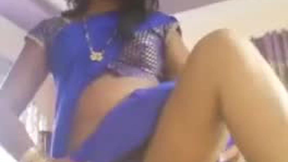 Tamil aunty showing pussy in saree
