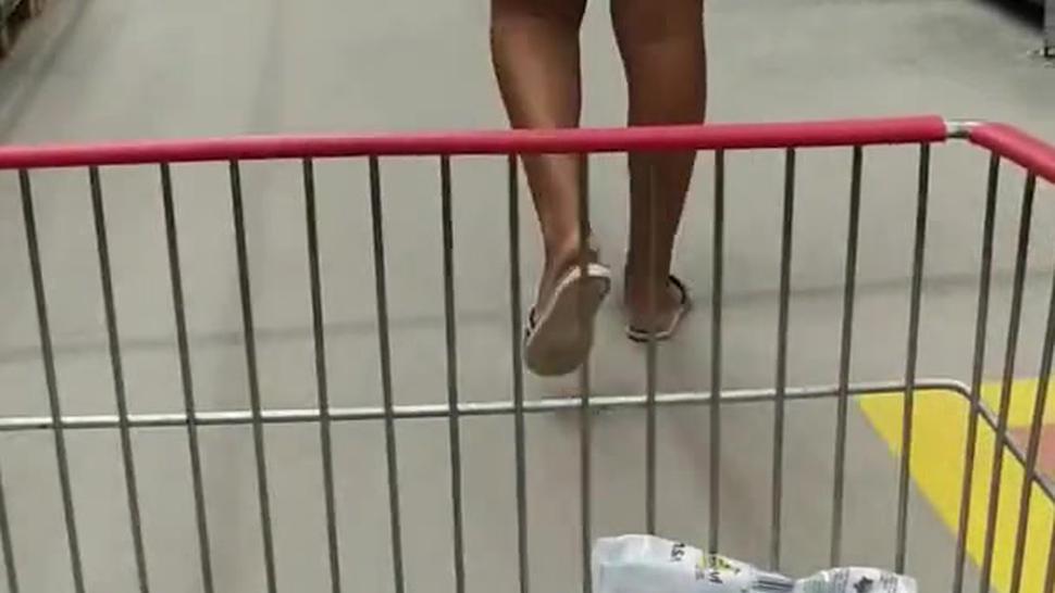 Novinha se EXIBINDO SEM CALCINHA em PÚBLICO no supermercado - MissCatLatina