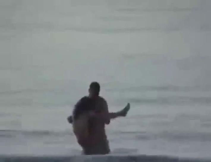 couple fuck like hell at the beach with everyone watching