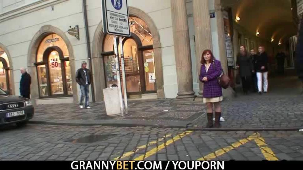 Young guy bangs old granny tourist